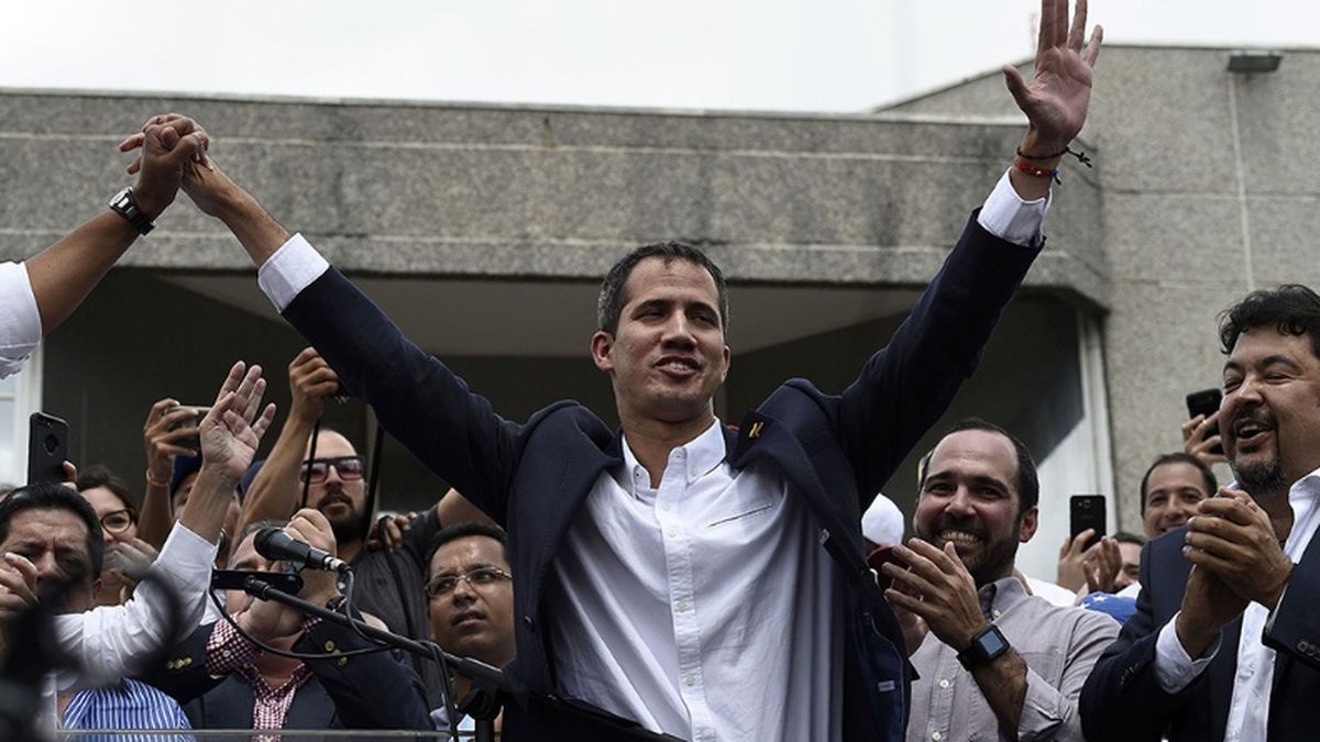 Pese a las amenazas Guaidó volvió y fue aclamado por una multitud