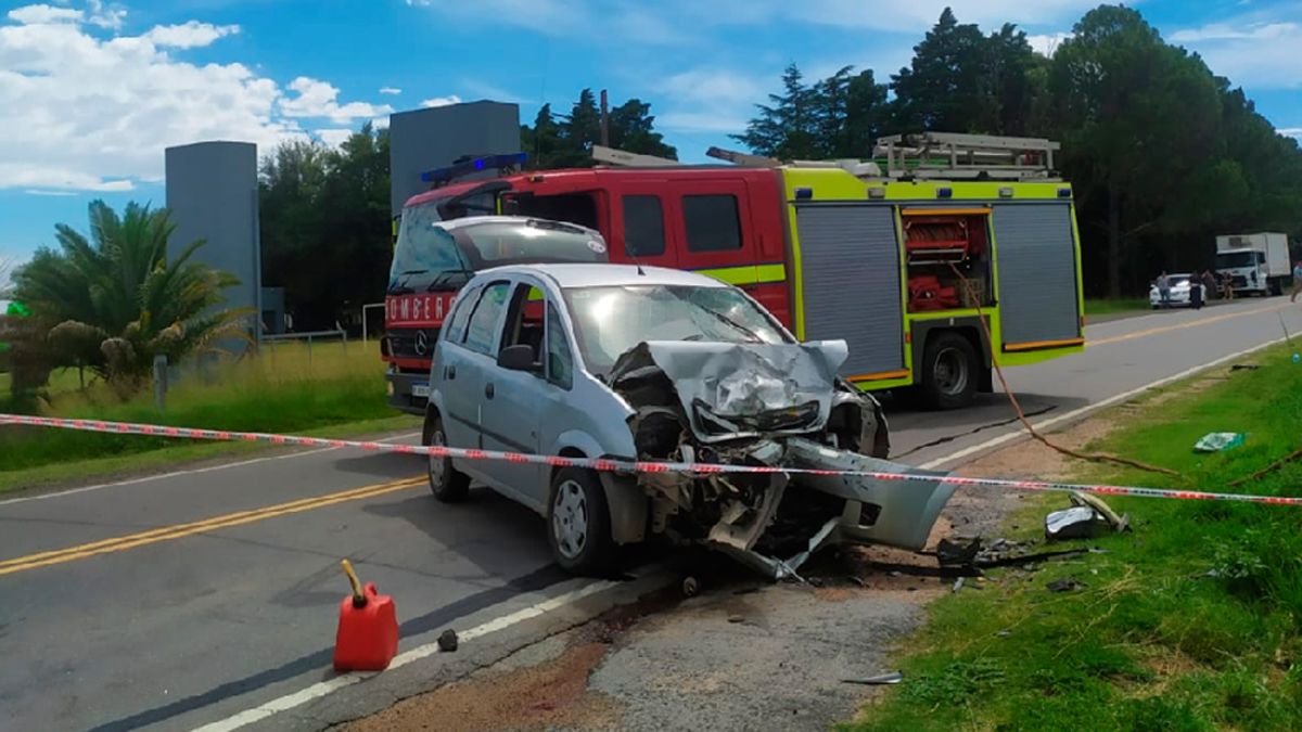 Un motociclista murió en un choque frontal y su acompañante está grave