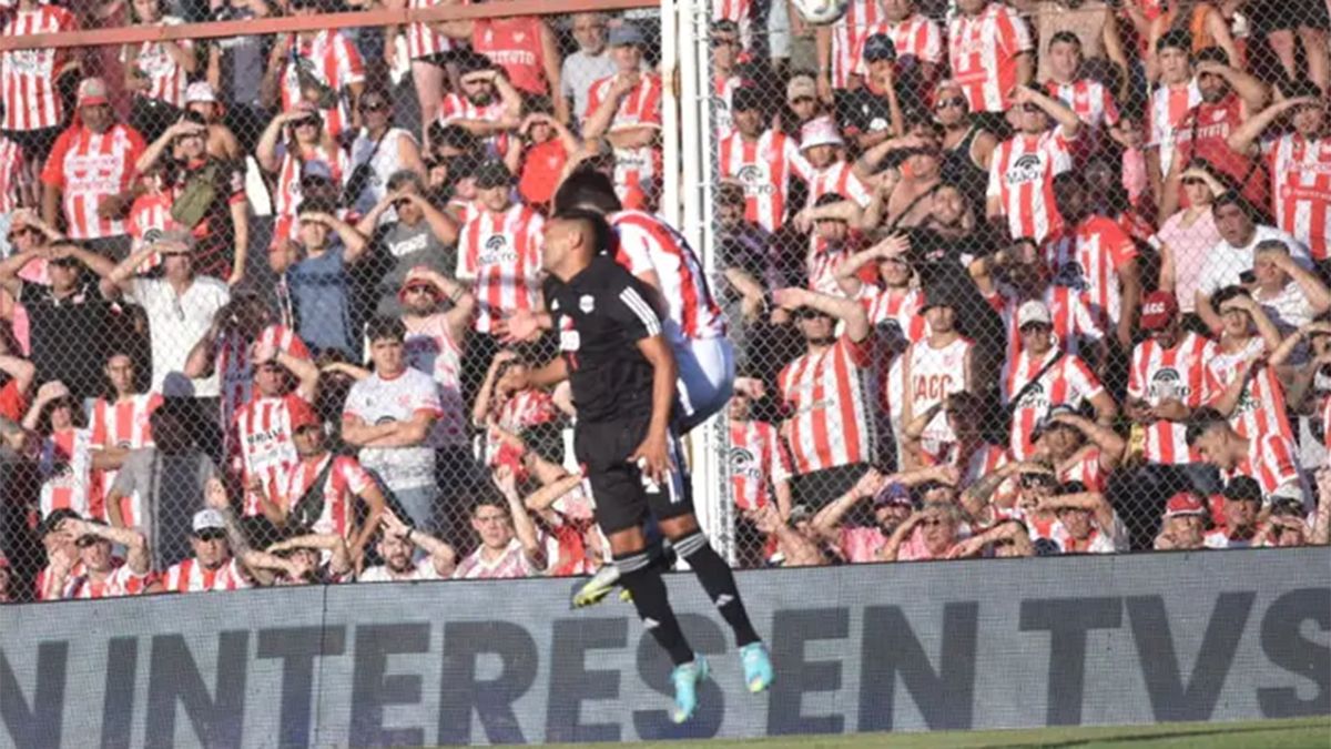 Instituto Lo Busc Con Uno Menos Pero No Pudo Con Riestra Y Empataron