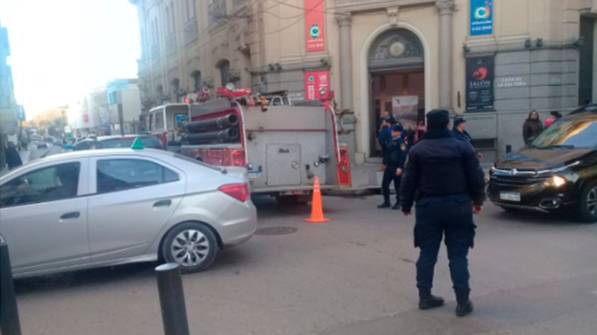 Un escape de humo en un edificio causó alarma en el microcentro