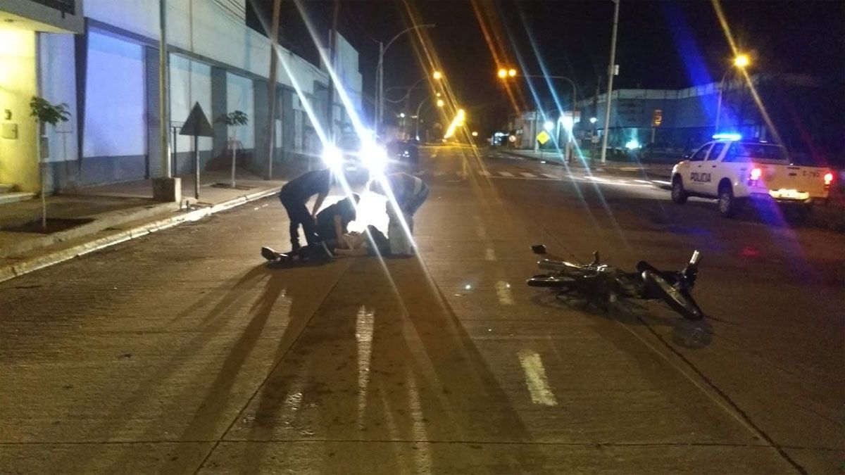 Deheza Dos J Venes Resultaron Heridos Al Derrapar Y Al Caer De Su Moto