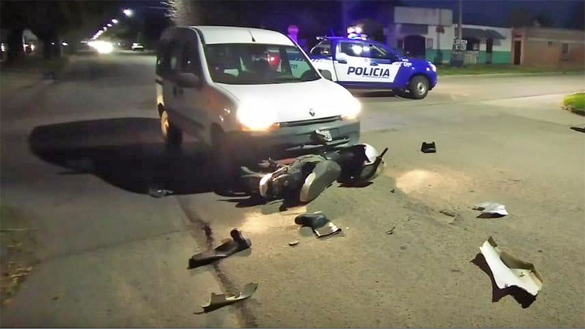 Violenta colisión entre un utilitario y una moto en el sur