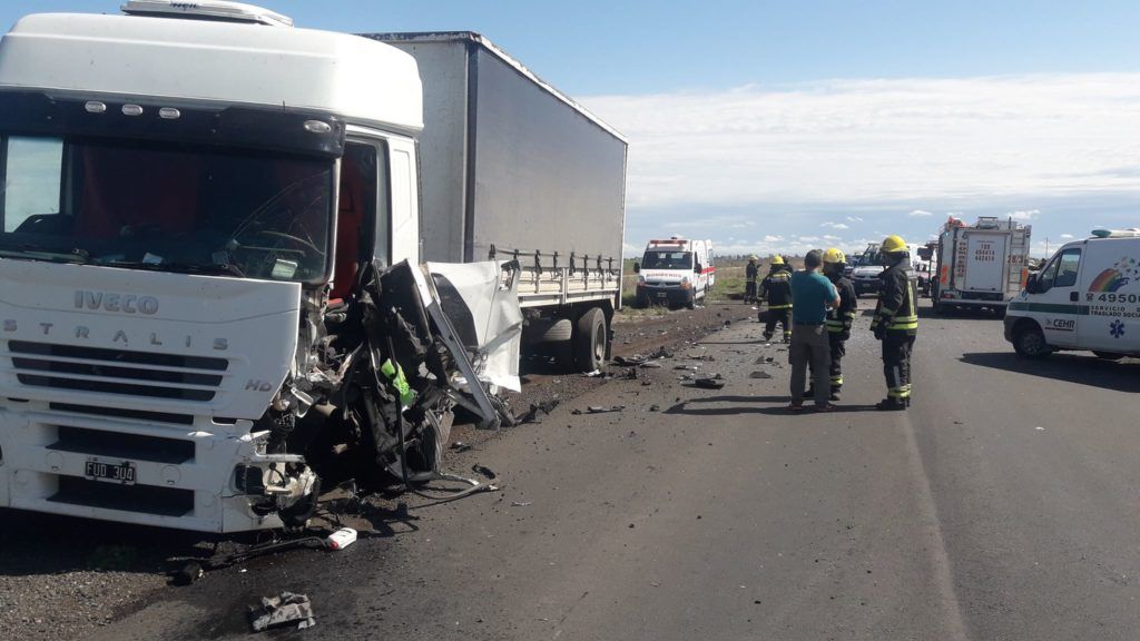 Violento choque entre una camioneta y un camión en ruta 35: un herido