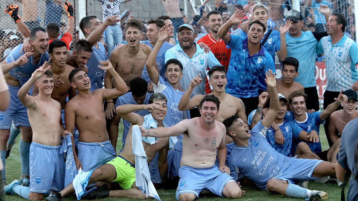 El Celeste de Adelia María venció a domicilio a Alberdi 2 a 1 y se quedó con el torneo Clausura. Foto: Matías Tambone