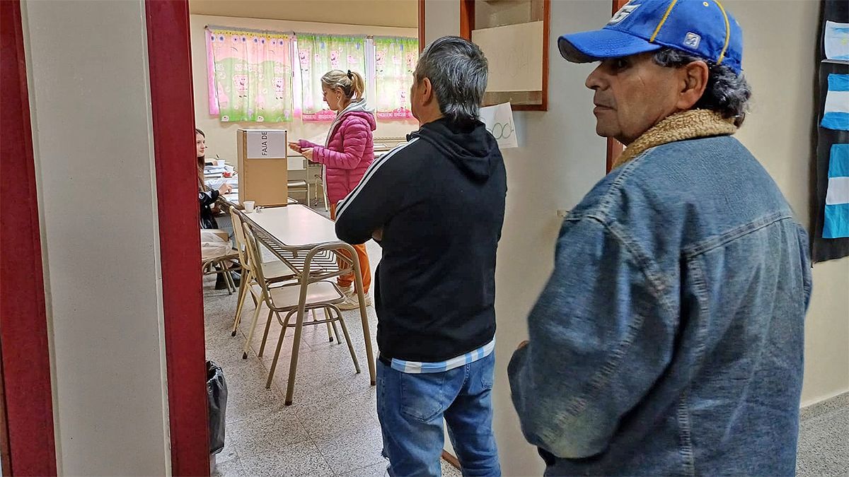 A las 18 se cumplió el plazo habilitado para emitir sufragio. Foto: Andrés Oviedo