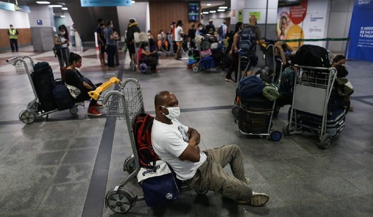 Brasilvolvió a exigir el uso de barbijo en aeropuertos y aviones por el aumento decasos de Covid-19: En los primeros 20 días de noviembre hubo másde 95 mil contagios