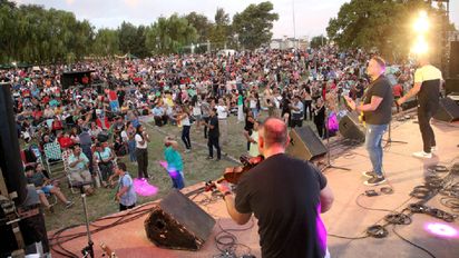 Una multitud en el Anfiteatro para el Festival del Asado