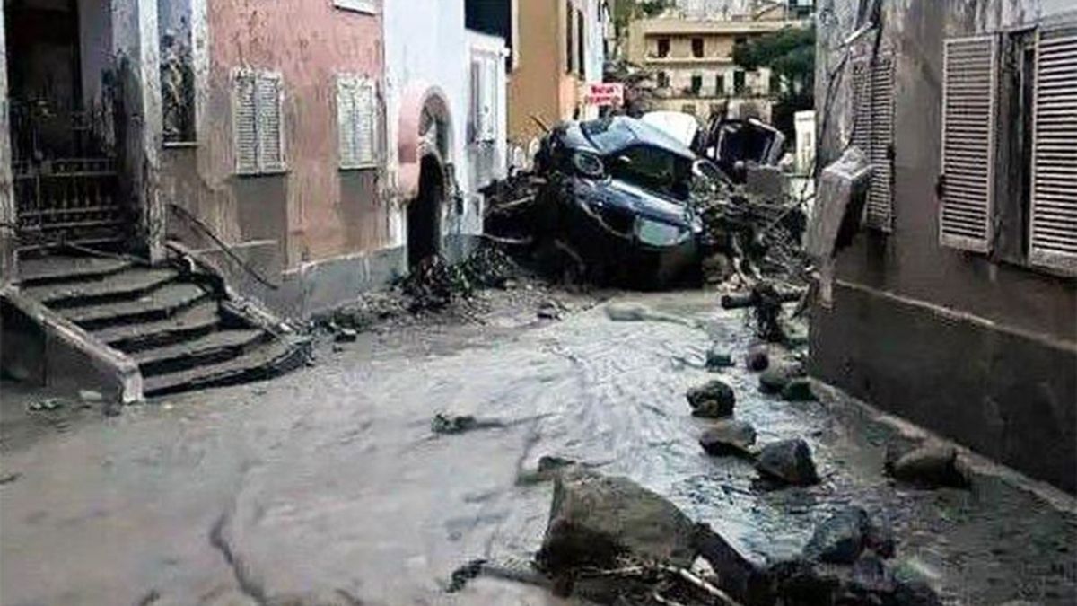 Una mujer murió y diez personas están desaparecidas por alud en municipio cercano a Nápoles