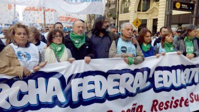 Los docentes marcharon con críticas al Gobierno