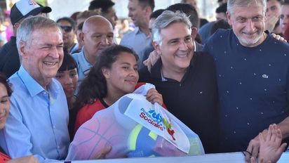 Schiaretti y Llaryora, en la inauguración de un nuevo polideportivo