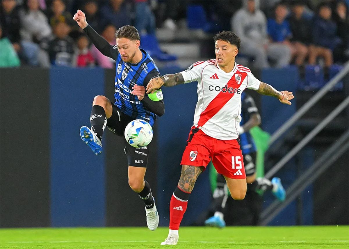 Sebastián Driussi, autor del gol del empate, disputa la pelota con el defensor argentino Mateo Carabajal.