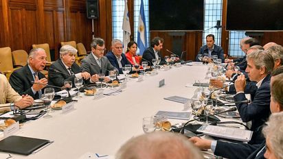 Caputo le dijo a la UIA que tras conseguir superávit fiscal