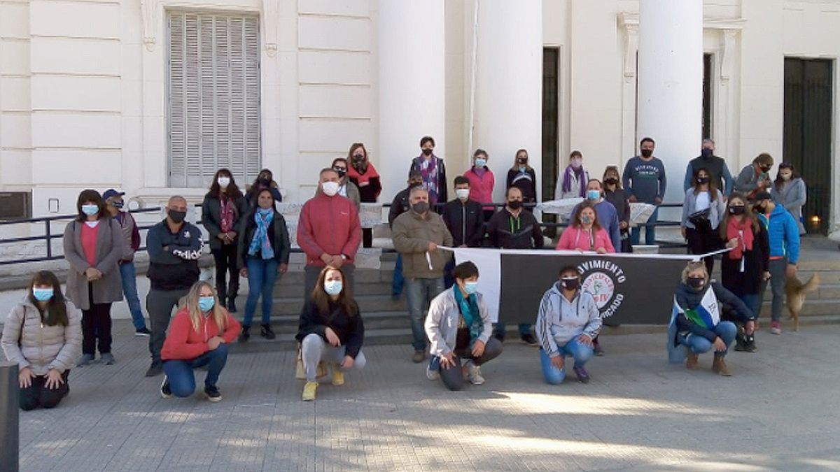 Los trabajadores municipales autoconvocados realizaron un abrazo simbólico al palacio municipal. 