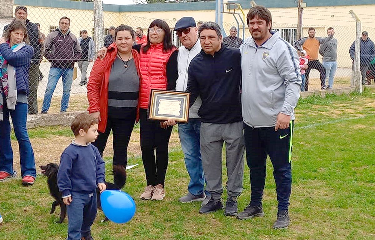 Ricardo Gutiérrez y la Liga entregaron plaquetas recordatoria a familiares de Luis Accastello. 