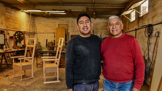 Luis Astorga, con su hijo Facundo, mostrando los dos sillones en los que se sentará el Papa. Luis Astorga, con su hijo Facundo, mostrando los dos sillones en los que se sentará el Papa.