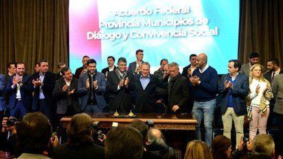 Según la Provincia, firmaron el Pacto Fiscal 350 municipios