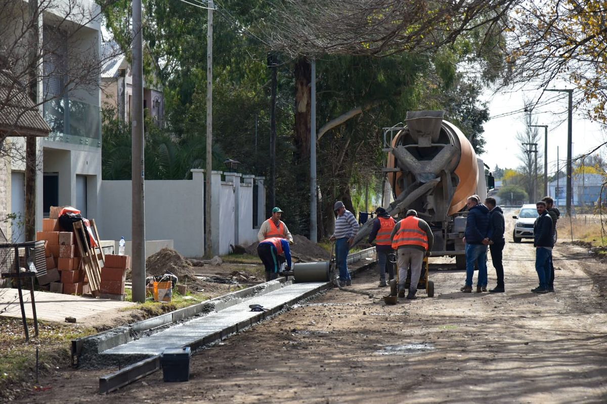 Avanza la construcción de cordón cuneta en barrio Mariano Moreno
