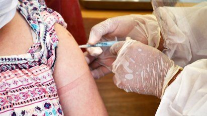 Tras vacunar en geriátricos, esperan las dosis para mayores de 70 años