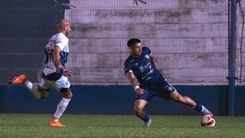 Nacho Castro maneja la pelota durante el partido que jugaron el domingo.&nbsp;