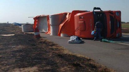 Volcó un camión cargado con bobinas de papel cerca de Mackenna