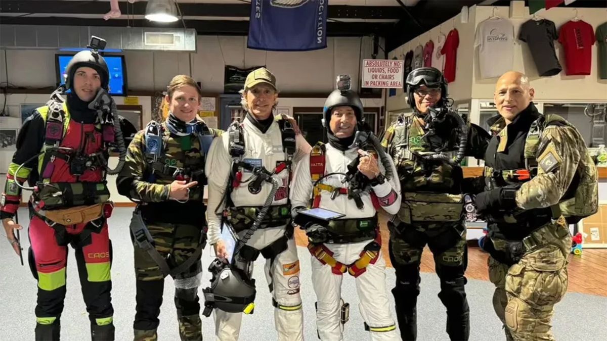Alejandro Montagna y Marcelo Vives en el centro de la foto antes de emprender el vuelo para hacer el salto desde 13.000 metros