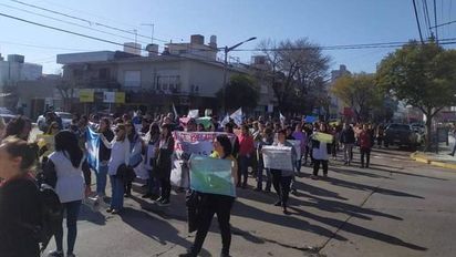 Docentes marcharon en rechazo de la oferta salarial del gobierno provincial