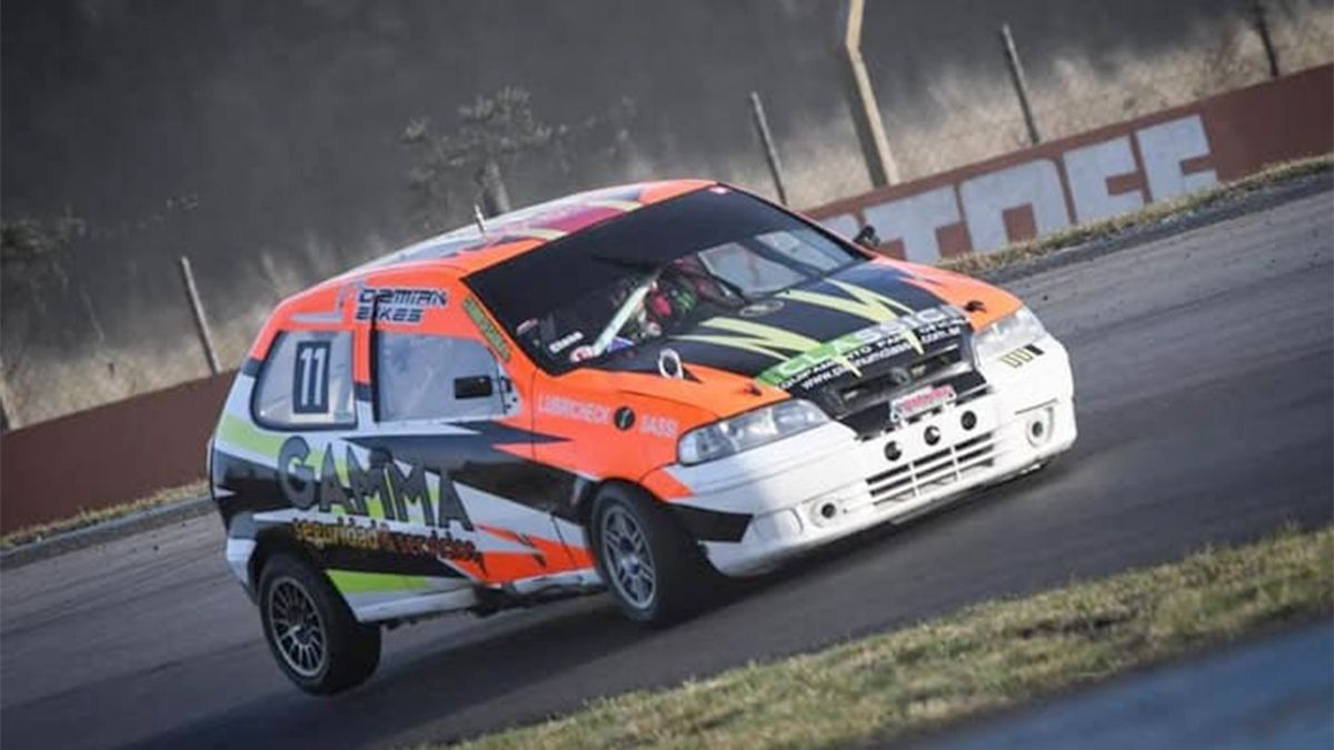 Claudio Segarra con su Fiat Pailo circulando en el autódromo Parque Ciudad de Río Cuarto