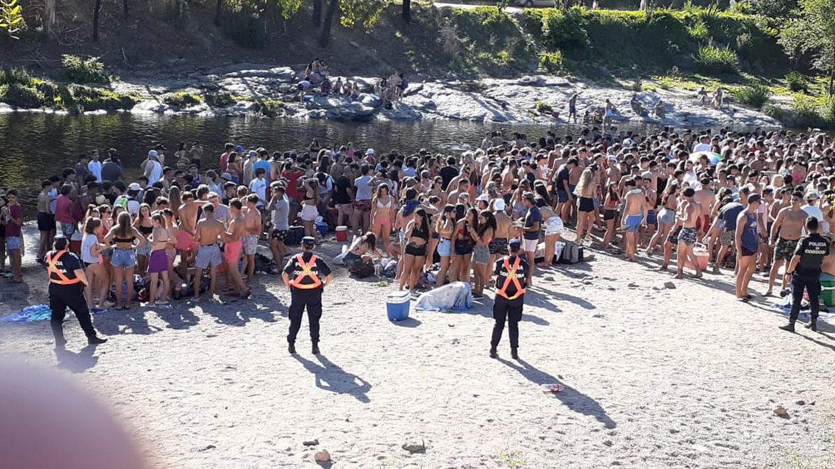 Personal policial se instaló en el río para evitar desbordes.
