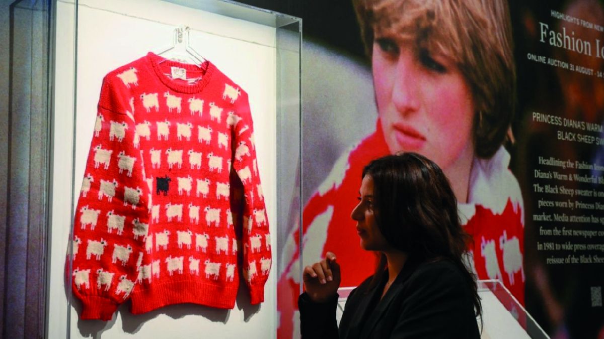 Estados Unidos: El suéter de lana de color rojo con una ovejanegra que usó la princesa Diana en 1981 fue subastado este jueves por 1.100.000dólares.