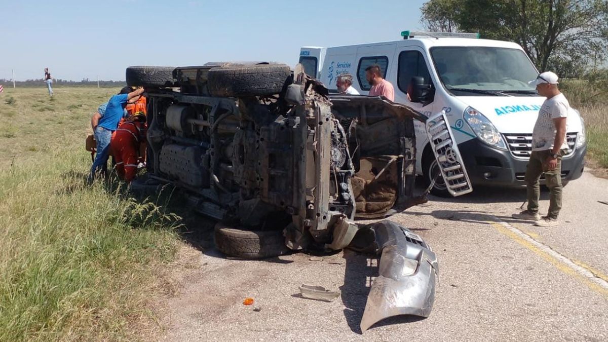 Una mujer volcó con su camioneta cerca de Baigorria y fue trasladada al Hospital San Antonio de Padua