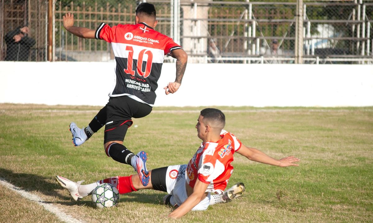 Genio y figura. Agustín Moreno (10) procura escapar a Benjamín Chupetini. Ambos convirtieron goles en un partidazo. Foto: Fabrizio Biazotto.