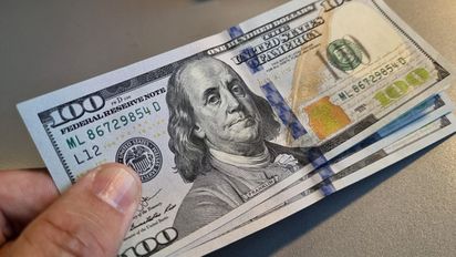 El blue cae por debajo de $1.200 y bajan los financieros