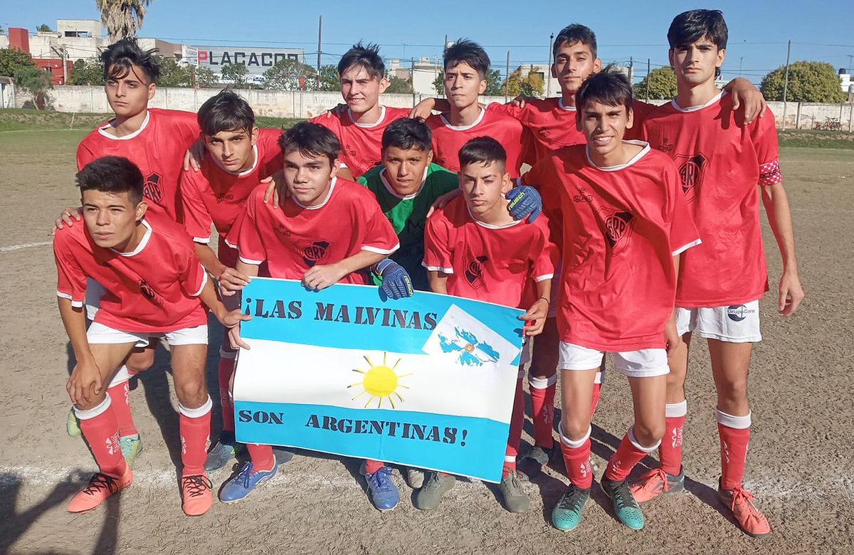 La cuarta de River Plate posó con una bandera que reza: “Las Islas Malvinas son argentinas”.
