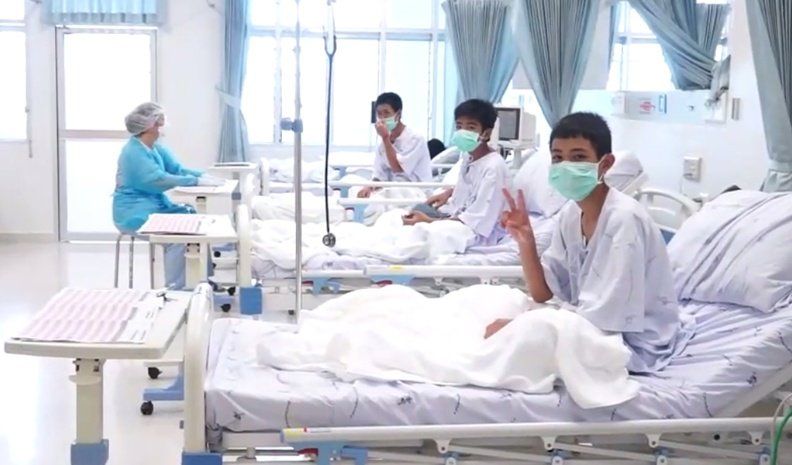 Los niños atrapados en la cueva de Tailandia salieron del Hospital