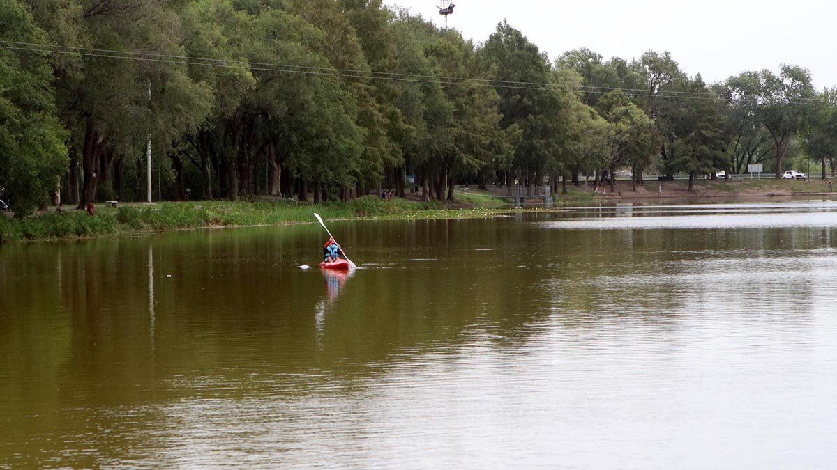 En el lago Villa Dalcar realizan una intensa tarea de búsqueda a través de kayaks.