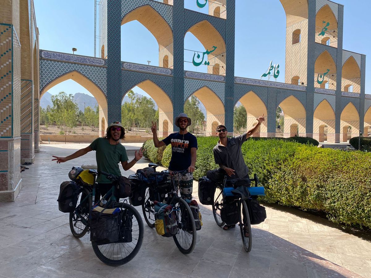 Con casi 7 mil kilómetros recorridos, los ciclistas laboulayenses llegaron a Qatar