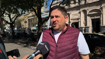 Ernesto Cerdá, secretario general de AGD-UNRC, habló con Puntal durante la vigilia de docentes en Plaza Roca. Ernesto Cerdá, secretario general de AGD-UNRC, habló con Puntal durante la vigilia de docentes en Plaza Roca.