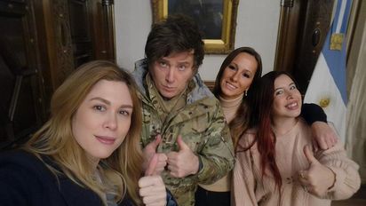 Sin acto oficial, Milei almorzó con los granaderos de Casa Rosada por el 17 de agosto