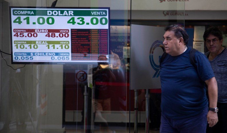 El dólar minorista avanzó ayer 4,07% y alcanzó una nueva marca récord de $ 43,41.
