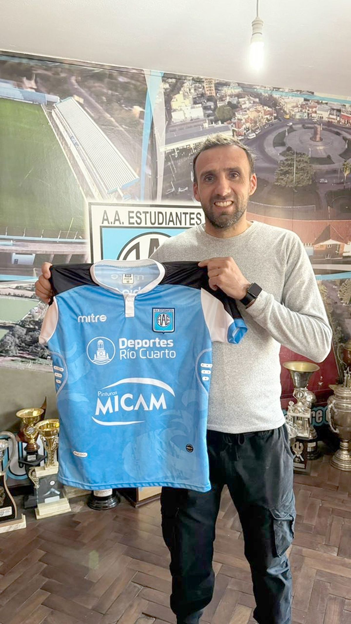 Gastón Bottino regresa a Estudiantes para hacerse cargo del equipo de Primera de la Liga Regional. “Nos alegra mucho que uno de los referentes de los últimos tiempos vuelva al Club desde la dirección técnica” anunciaron en los canales oficiales del club.