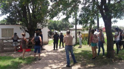 Una treintena de vecinos realizaron un escrache a un supuesto maltratador de animales