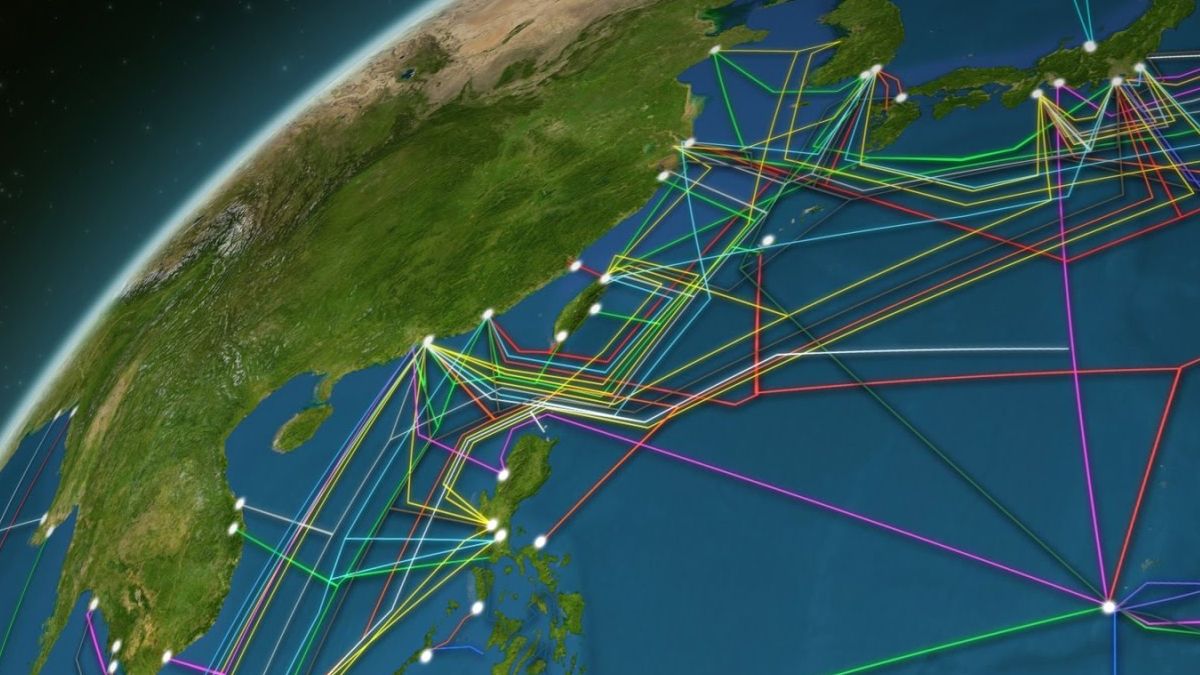 Cables submarinos que conectan continentes y países a través de fibra óptica.