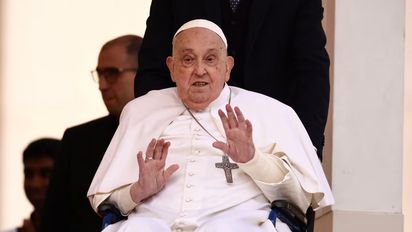 El Papa volvió a aparecer de sorpresa y pidió rezar por los pobres en la misa del Domingo de Ramos