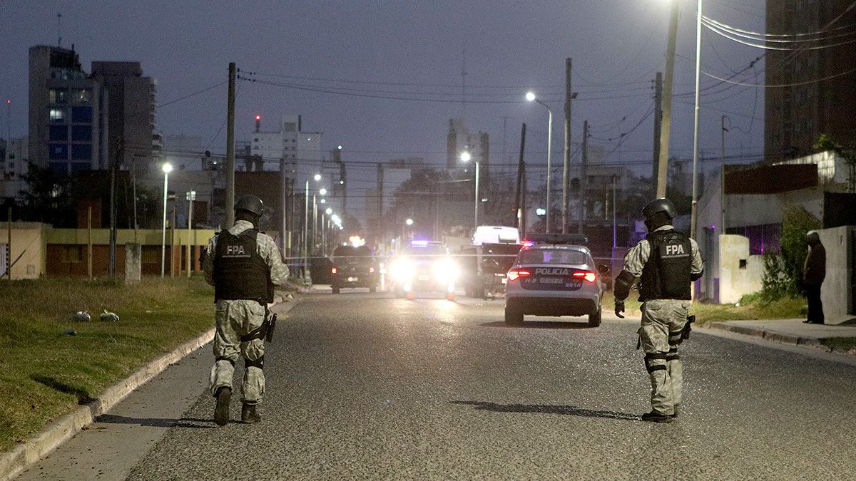 La zona del allanamiento se encontró cercada por los uniformados.