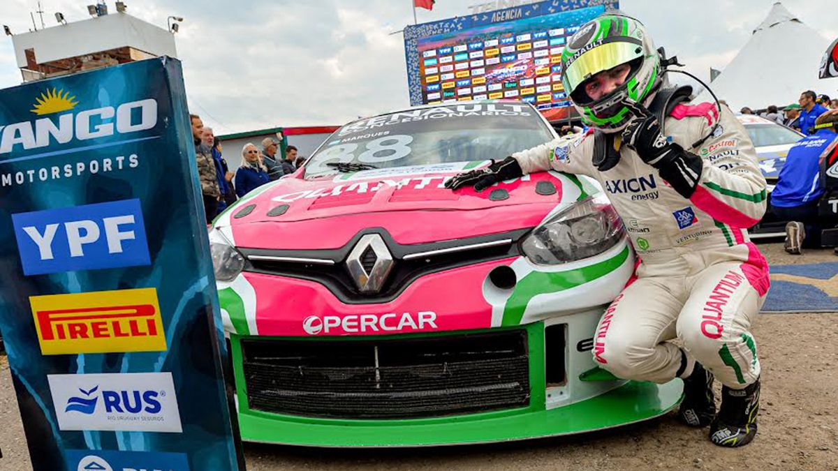 Facundo Marques mostrando el 1 de su primer triunfo en el TC 2000 en San Jorge. Espera repetir en San Nicolás, escenario en el que siempre logró terminar en el podio