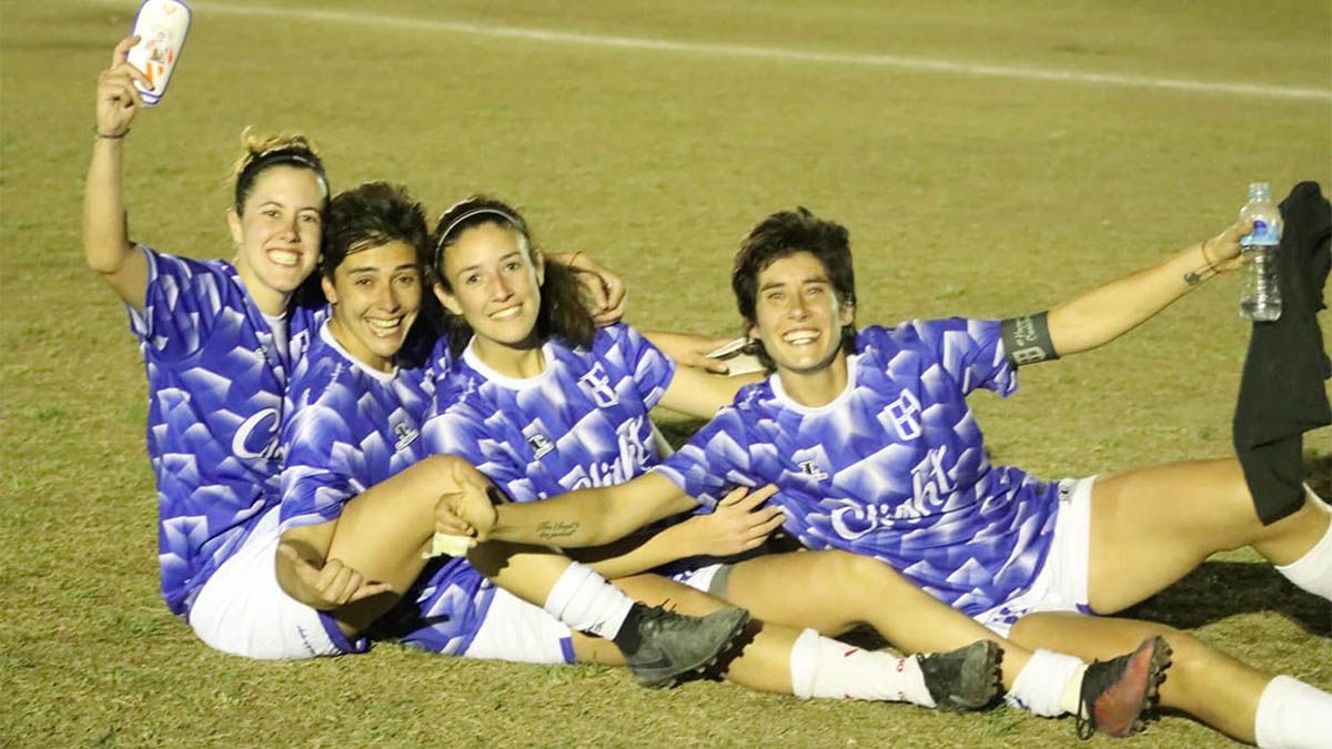 La goleadora y capitana Vanesa Madruga junto a&nbsp; Julieta Fernández,&nbsp; Natalia De Blas y Pilar Agote.