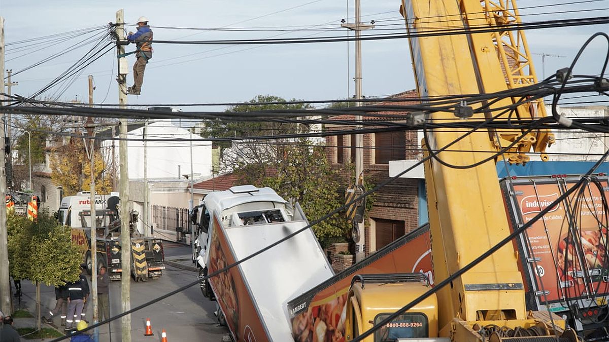 En fotos, el operativo de remoción del camión que cayó a un socavón