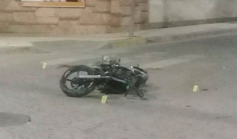 El motociclista circulaba por calle Cabrera y el remís por Sebastián Vera, se informó.