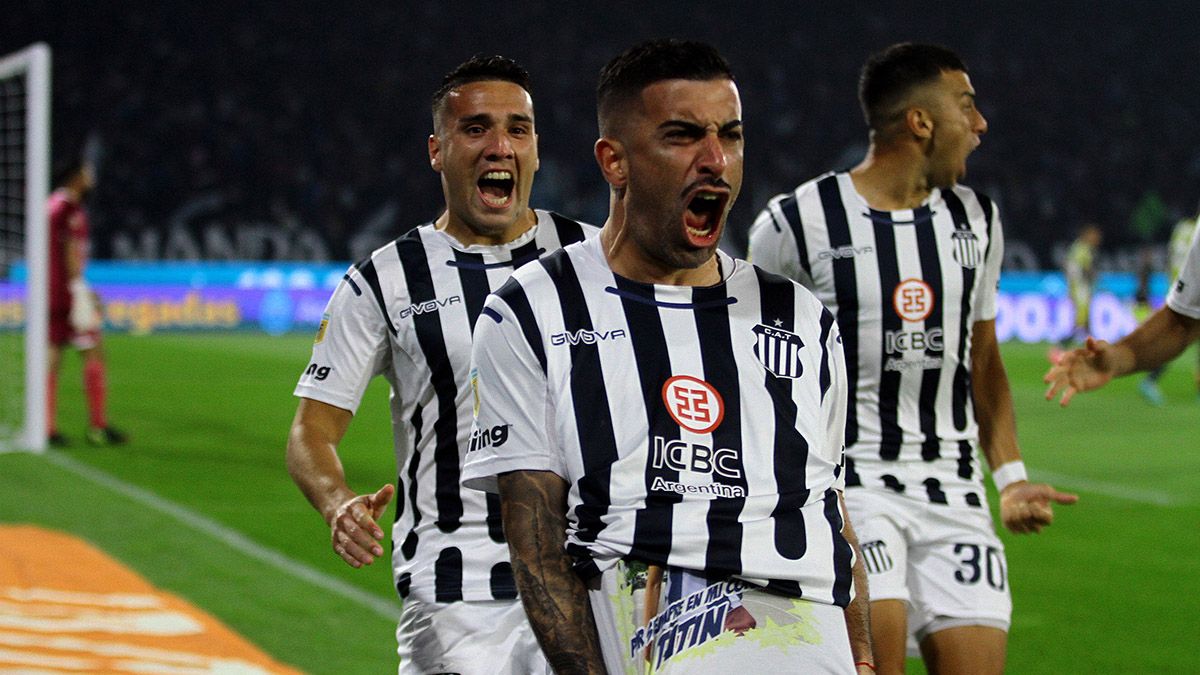 El uruguayo Santos festeja el primero de los tres goles que le hizo a Rosario Central en el partido que Talleres ganó 3-1
