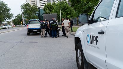 Indagan al hombre que mató al ladrón que le quiso robar la moto frente a Atenas